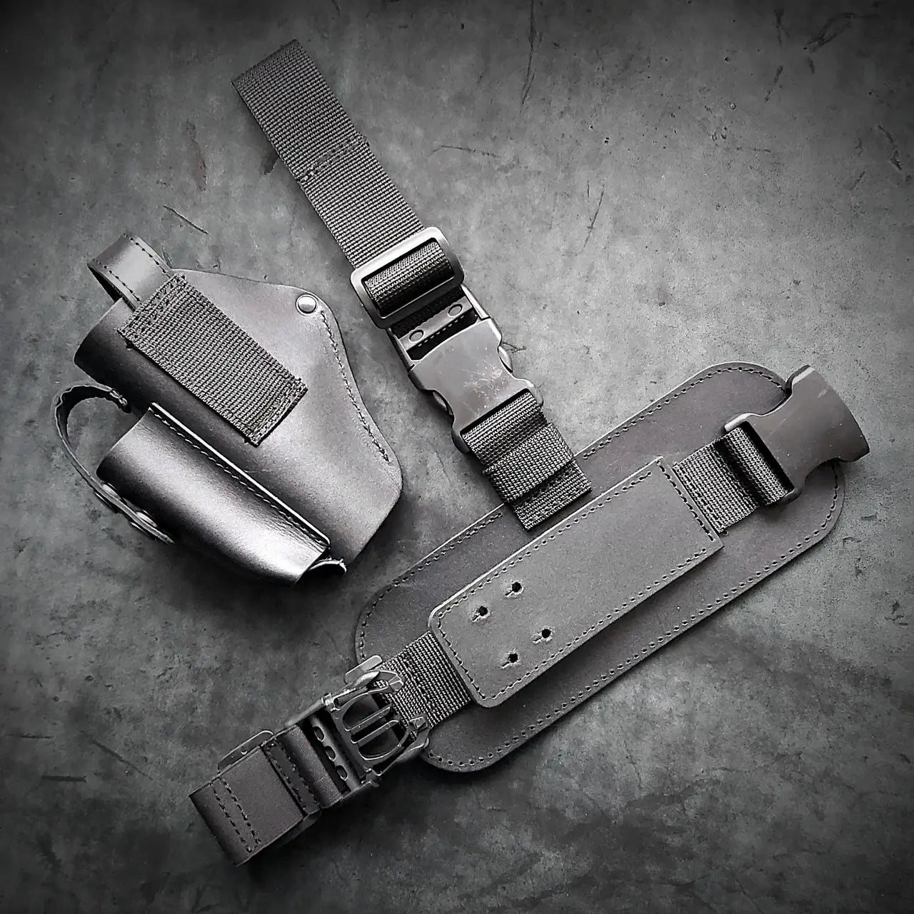Glock 17 Leather Thigh Holster – Tactical Drop Leg, Black